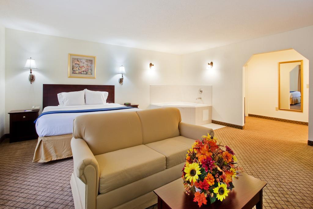 Holiday Inn Express Dillard Room photo