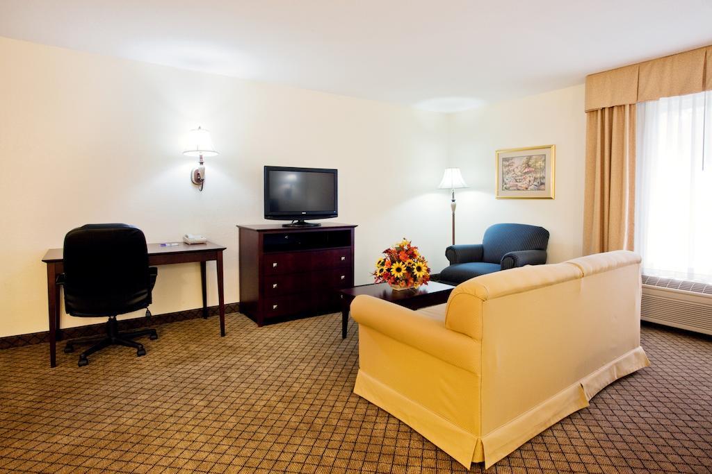 Holiday Inn Express Dillard Room photo